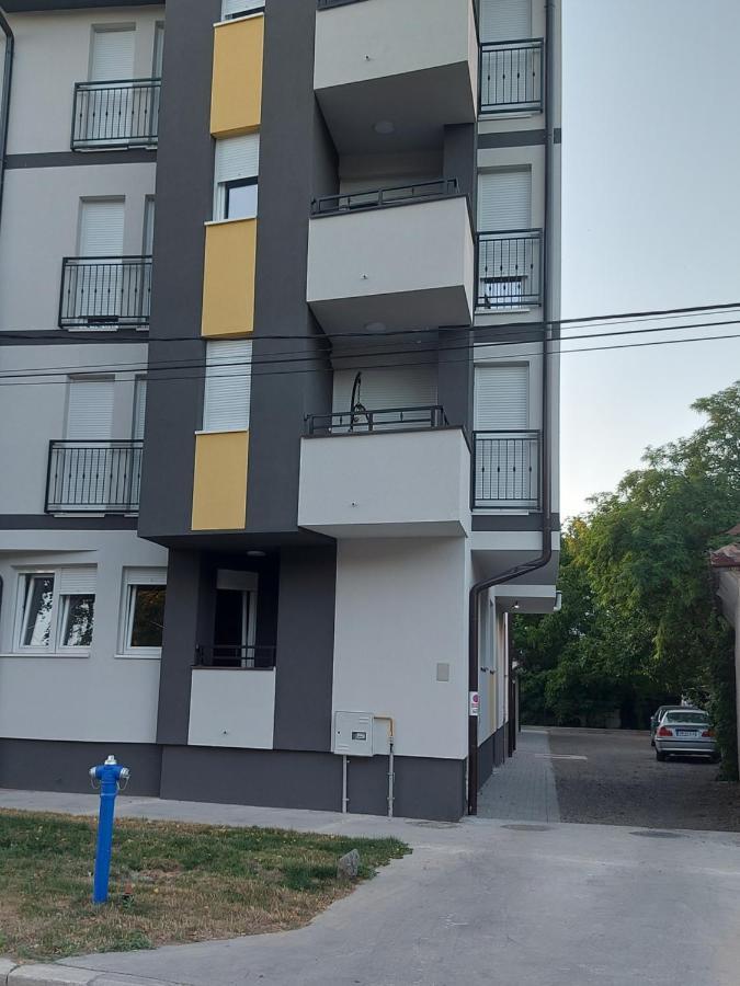 # Espresso 2 Apartman Sa Garazom Sremska Mitrovica Exteriér fotografie
